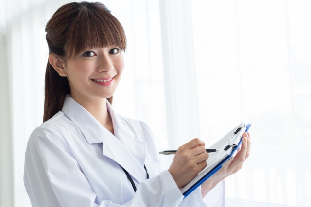 女性医師はクリニックと病院どちらで働くほうが幸せなのか？